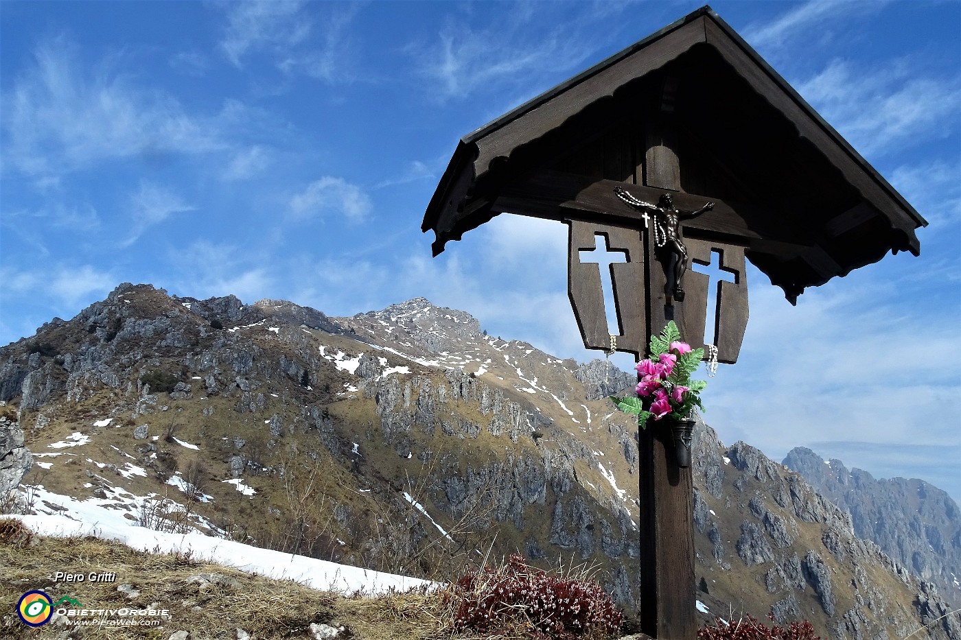 28 Al Crocefisso del Passo di Grialeggio con vista in Venturosa.JPG